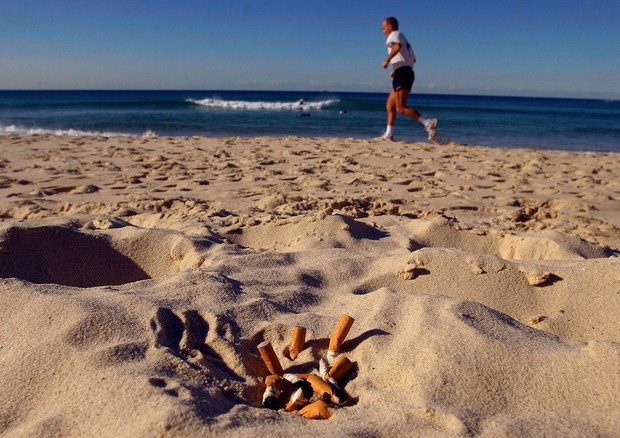 Codacons a prefetti, vietare fumo in spiaggia in tutta Italia © EPA