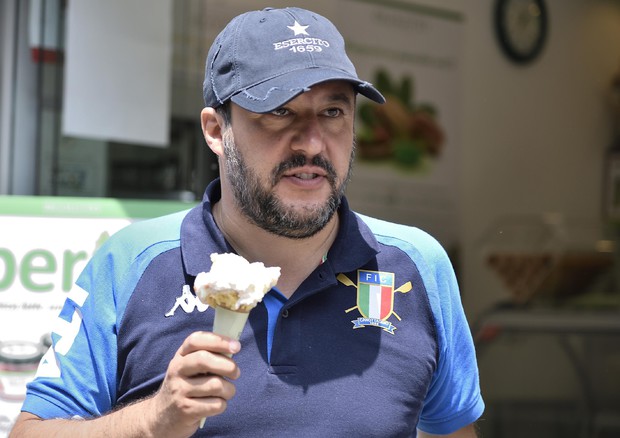 Salvini dona il sangue e poi prende il gelato con il figlio © ANSA