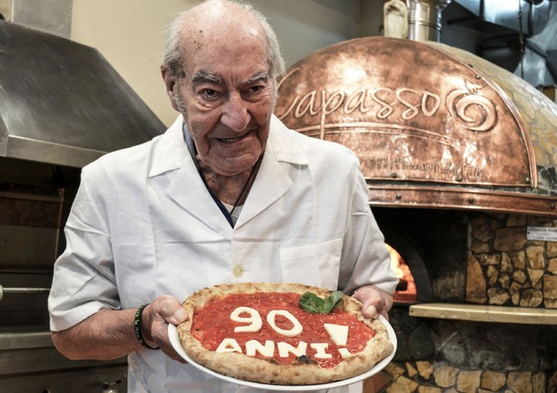 Vincenzo Capasso, ha 90anni ed decano dei pizzaioli di Napoli © ANSA