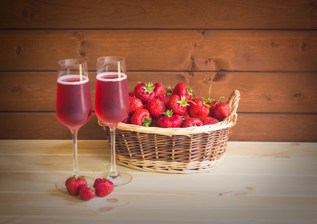 Fragole e vino, fra i cibi che possono aumentare l'orticaria © Ansa