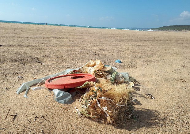 Rifiuti di plastica su una spiaggia italiana © ANSA