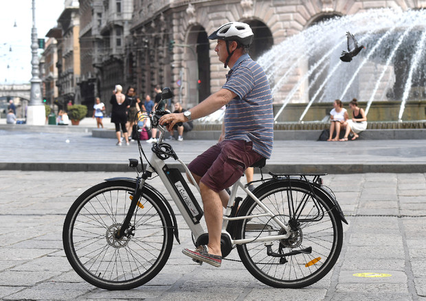 Una e-bike in piazza De Ferrari a Genova © ANSA