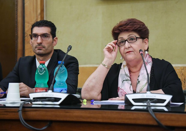 Nella foto da sinistra il sottosegretario alle Politiche agricole Giuseppe L'Abbate e la ministra Bellanova © ANSA