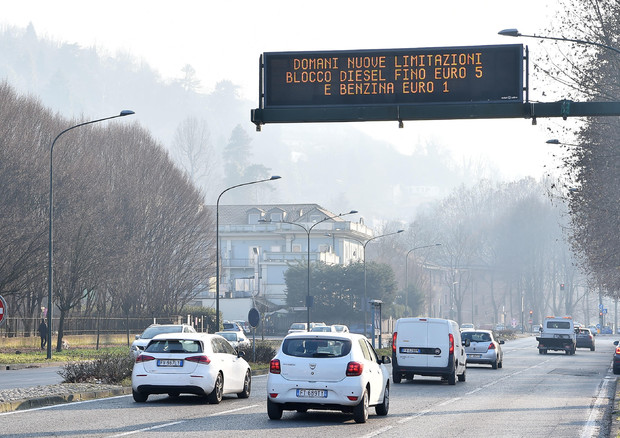 Smog: livello 'rosso', Torino ferma diesel euro5 © ANSA