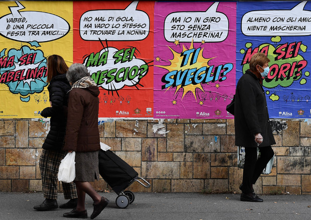 Affissioni a Genova per sensibilizzare la popolazione sui giusti comportamenti anti-contagio © ANSA