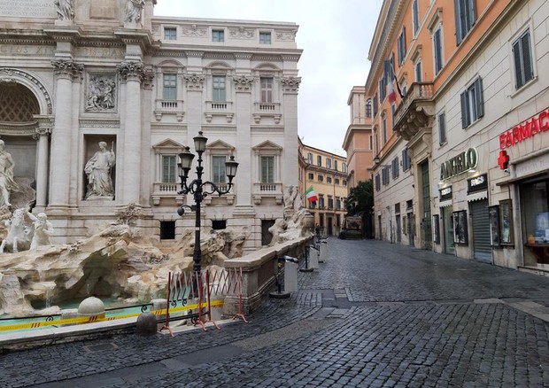 Una via del centro di Roma vicino a fontana di Trevi/foto Luigi Conci © ANSA