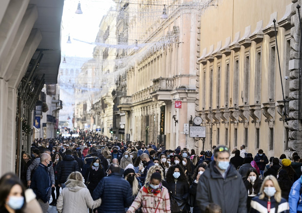 Folla per le strade a Roma © ANSA