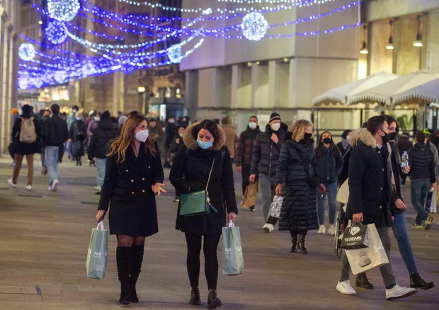 Gente in giro a Milano per lo shopping natalizio (archivio) © ANSA