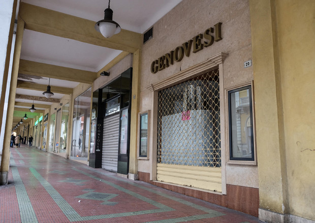 Alcuni negozi chiusi in Abruzzo © ANSA