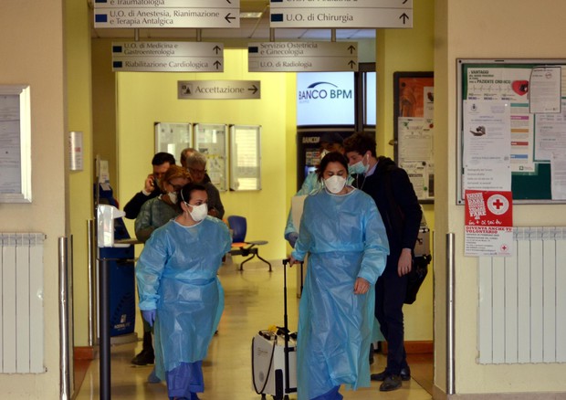 Medici e infermieri nell'ospedale di Codogno © 