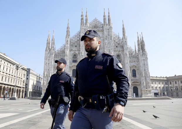 Polizia a piazza Duomo durante l'emergenza Coronavirus © ANSA