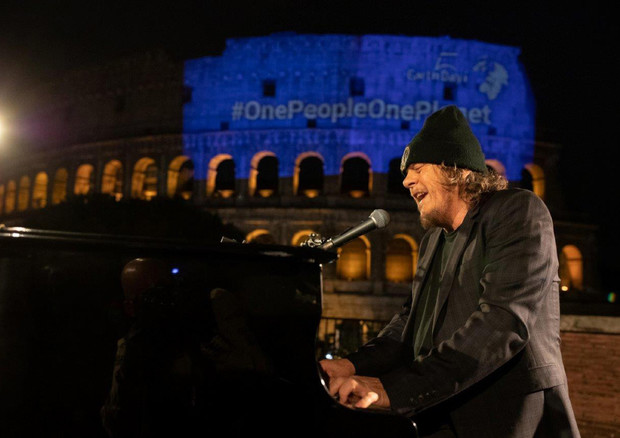 Earth Day: Zucchero dal Colosseo, con Bono 'Canta la vita' © ANSA