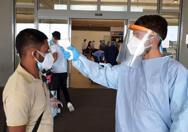 Covid:a Fiumicino esami sanitari a 215 passeggeri volo Dacca © ANSA
