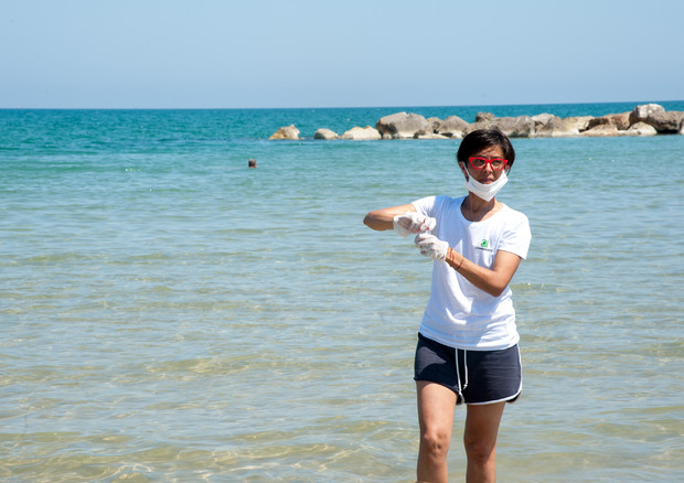 Il prelievo di un campione nel mare di Termoli per la campagna Goletta verde 2020 (Foto: Legambiente) © Ansa
