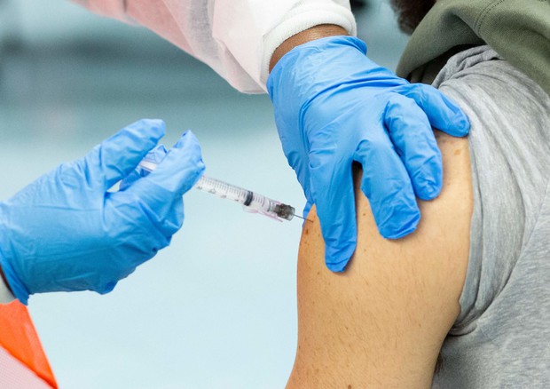 Ordine di Bologna, sanzioni per medici contrari al vaccino © AFP