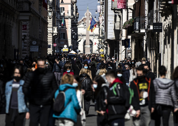 Gente in strada a via del Corso a Roma © ANSA