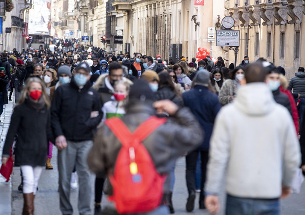 Gente in via del Corso in una foto di archivio © ANSA