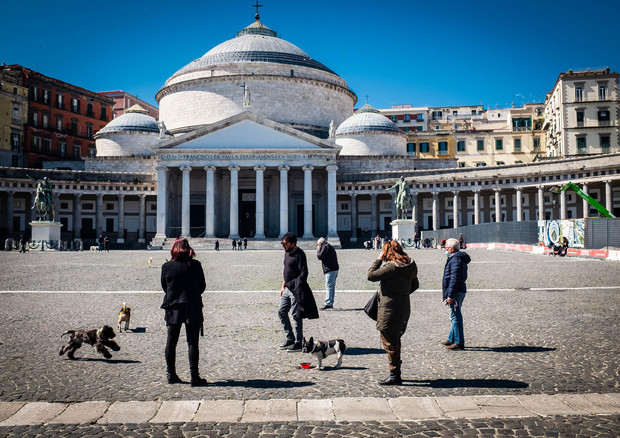 Cittadini passeggiano a Piazza Plebiscito a Napoli © ANSA