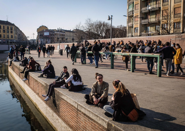 Milano, folla alla Darsena. 7 marzo 2021 © ANSA