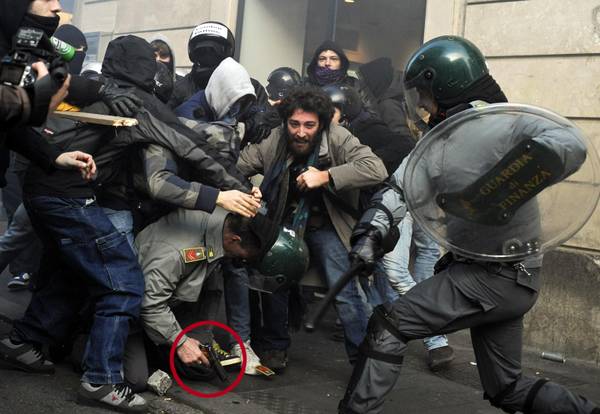 Scontri tra manifestanti e forze dell'ordine a Roma: e il finanziere tira fuori la pistola