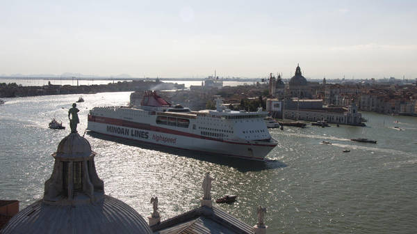 Una nave in transito a Venezia