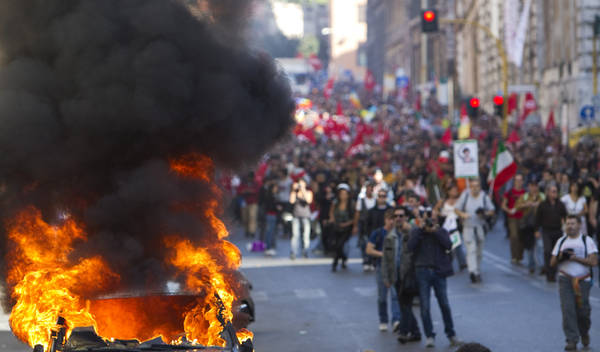 Corteo degli indignati, auto in fiamme a Roma