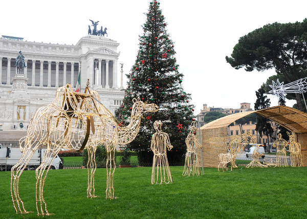 L'albero di Natale di piazza Venezia, un abete classico con palline rosse bianche e verdi, e il presepe installato a centro dell'aiuola della piazza