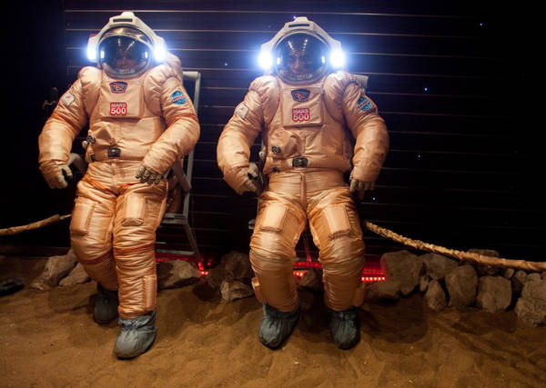 Atterrati! Il primo veicolo con un equipaggio umano si e' posato sul suolo di Marte, nella prima missione simulata sul pianeta rosso