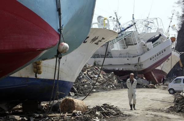 Saury fishing vessels are ashore in tsunami-devastated Kesennuma [ARCHIVE MATERIAL 20110415 ]