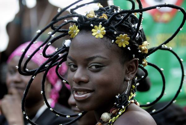 Una ragazza mostra la sua capigliatura al concorso africano dell'acconciatura a Cali