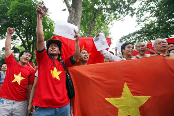Vietnamiti protestano contro la Cina