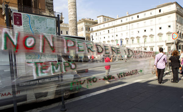 Un 'muro trasparente' lungo 20 metri e alto quasi due, esposto sul marciapiedi tra via del Corso e piazza Colonna