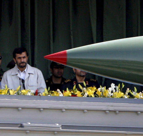 Il presidente iraniano Mahmoud Ahmadinejad osserva una batteria di missili durante una parata militare a Teheran.