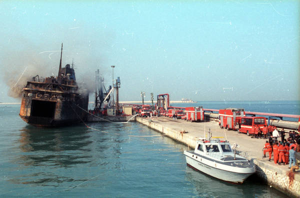 Il traghetto Moby Prince dopo l'incendio nel porto di Livorno