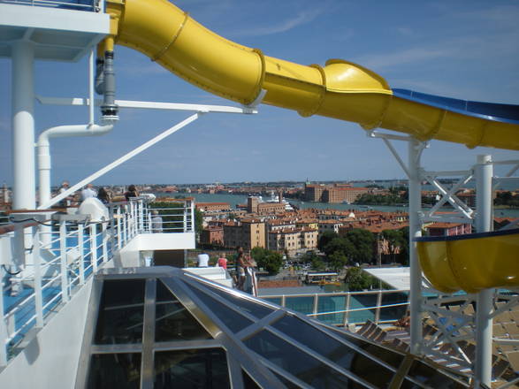 La nave Costa Favolosa in transito  a Venezia (foto Cristina Re)