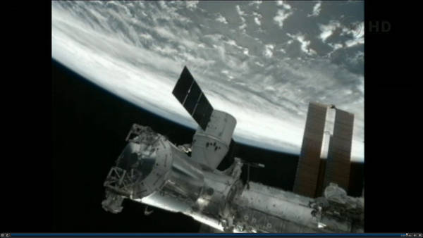 L'aggancio della capsula Dragon alla Stazione Spaziale (fonte: NASA TV)