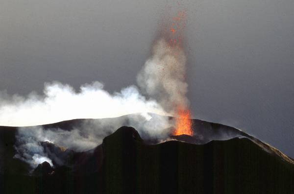 Un'eruzione dello Stromboli (fonte:  Rolf Cosar)