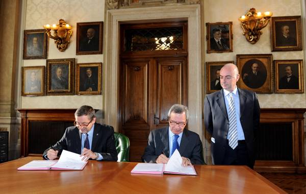 Il ministro della Pubblica Istruzione Francesco Profumo, il presidente dell'Ansa Giulio Anselmi e il vice direttore generale dell'Ansa Andrea Fossati