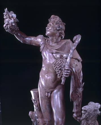 Statua di Fauno Ebbro in marmo rosso prima del restauro in mostra ai Musei Capitolini