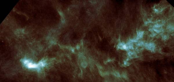 La nube di vapore acquo che circonda la nube pre-stellare L1544 (in basso a sinistra) (fonte: ESA/Herschel/SPIRE) 