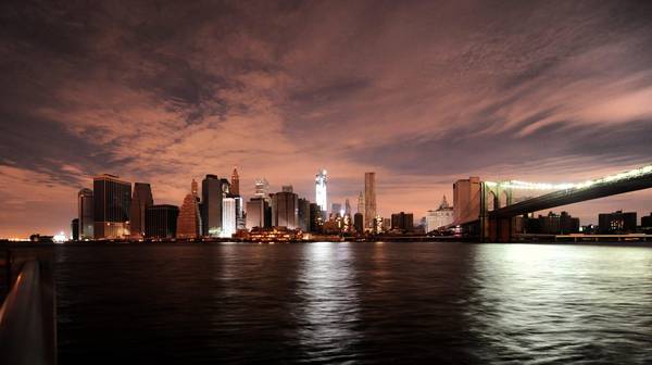 Lo skyline di New York carico di nuvole. Dopo il passaggio dell'uragano Sandy in alcune zone di Lower Manhattan manca ancora la luce