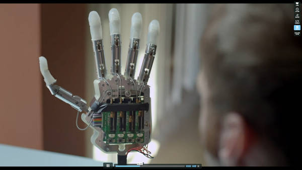 Una mano bionica realizzata nella Scuola Superiore Sant'Anna di Pisa (fonte: Scuola Superiore Sant'Anna)