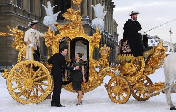 Gli attori protagonisti del film 'Ludwig II' posano davanti a una carrozza dorata a Monaco