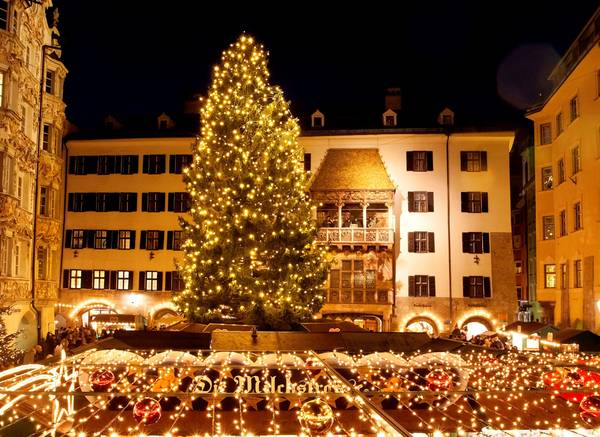 : splendente albero di Natale nel centro di Innsbruck