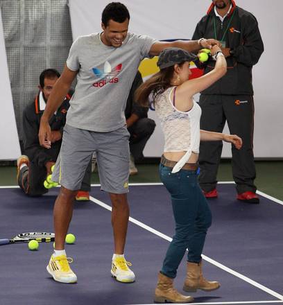 Il tennista Tsonga si diverte balland con una fan prima del match contro Roger Federer a Bogota