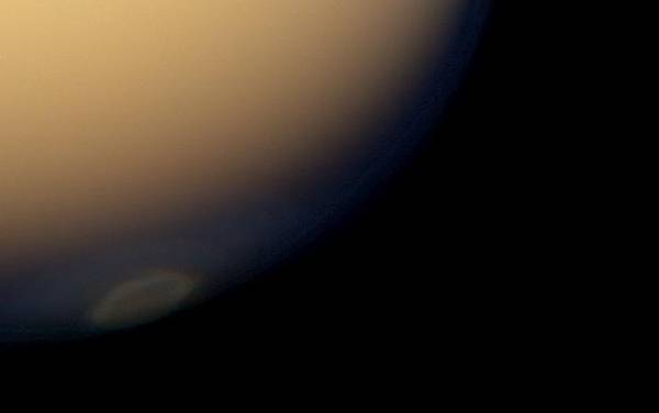 Le masse di gas più calde nel polo Sud di Titano (fonte: NASA/JPL-Caltech/Space Science Institute)