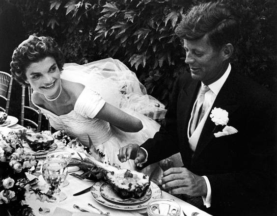 Una gioiosa Jacqueline Lee Bouvier al suo primo matrimonio con John Kennedy. Lisa Larsen