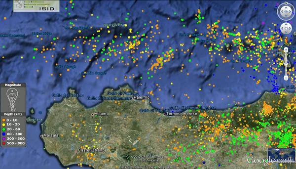 Mappa dei terremoti localizzati dal 2005 a oggi nella zona settentrionale della Sicilia e lungo la costa. L'epicentro del terremoto avvenuto oggi è indicato dalla stellina arancio al centro della mappa, poco a Nord del promontorio a  Ovest di Palermo (fon