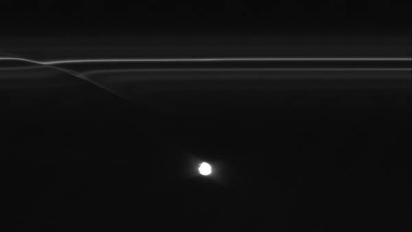 Uno degli strani oggetti dal diametro di un chilometro che attraversano gli anelli di Saturno (fonte: /JPL-Caltech/SSI/QMUL)