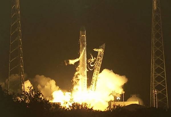 Il lancio della capsula Dragon con il lanciatore Falcon 9, entrambi costruiti dall'azienda Space X (fonte: NASA TV)     